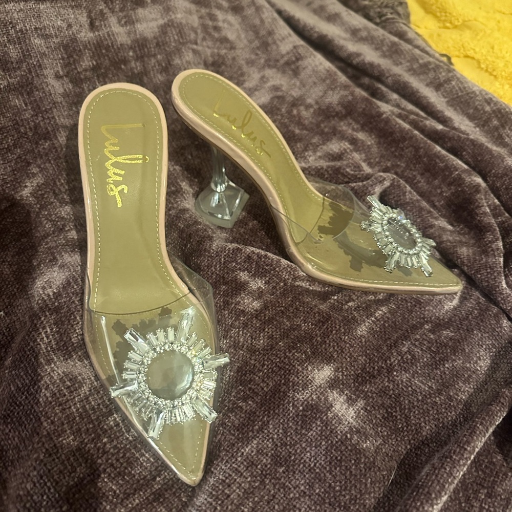 Lady heals - Picture 3 of 3